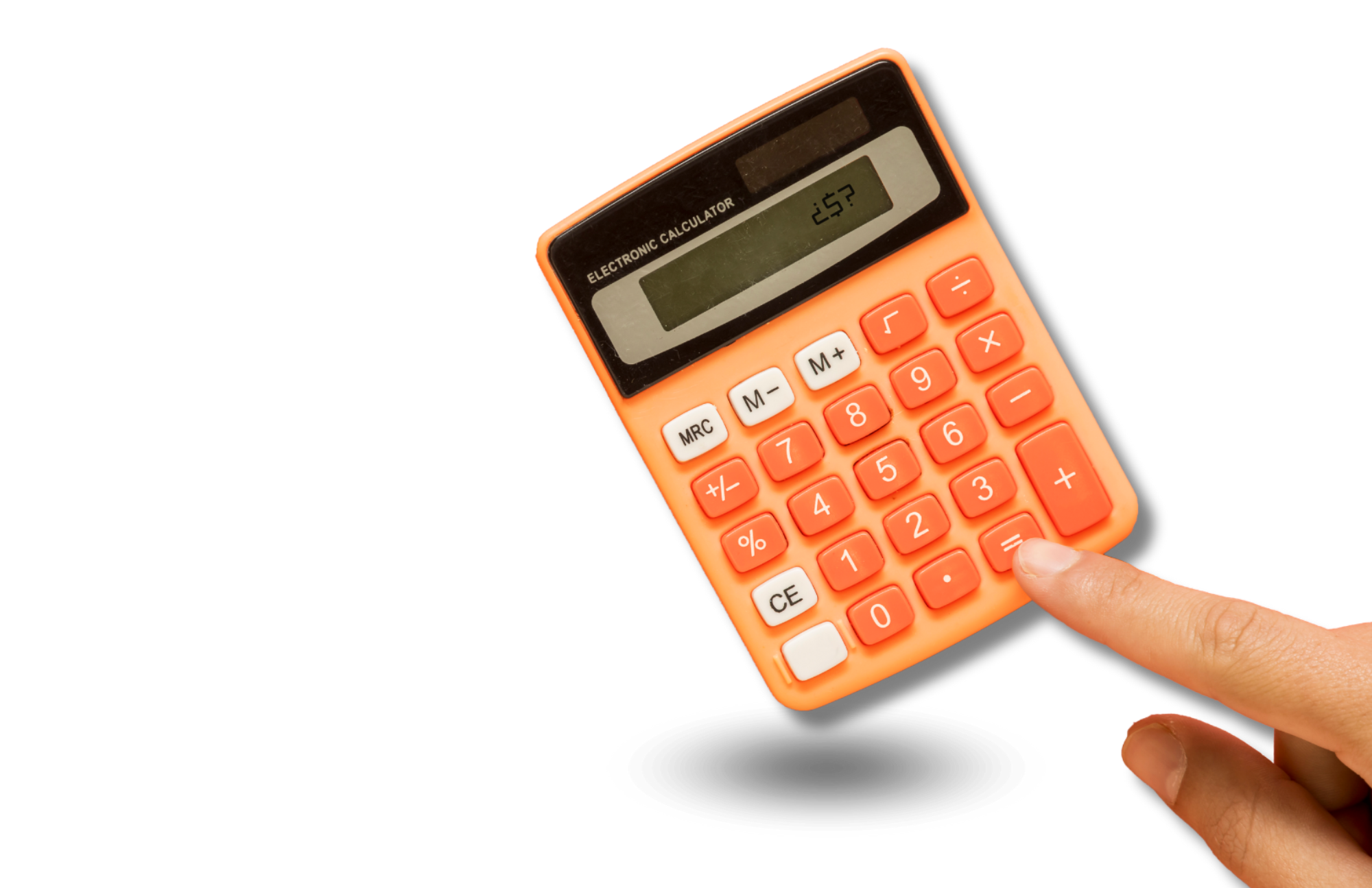 mano tecleando en una calculadora de color naranja