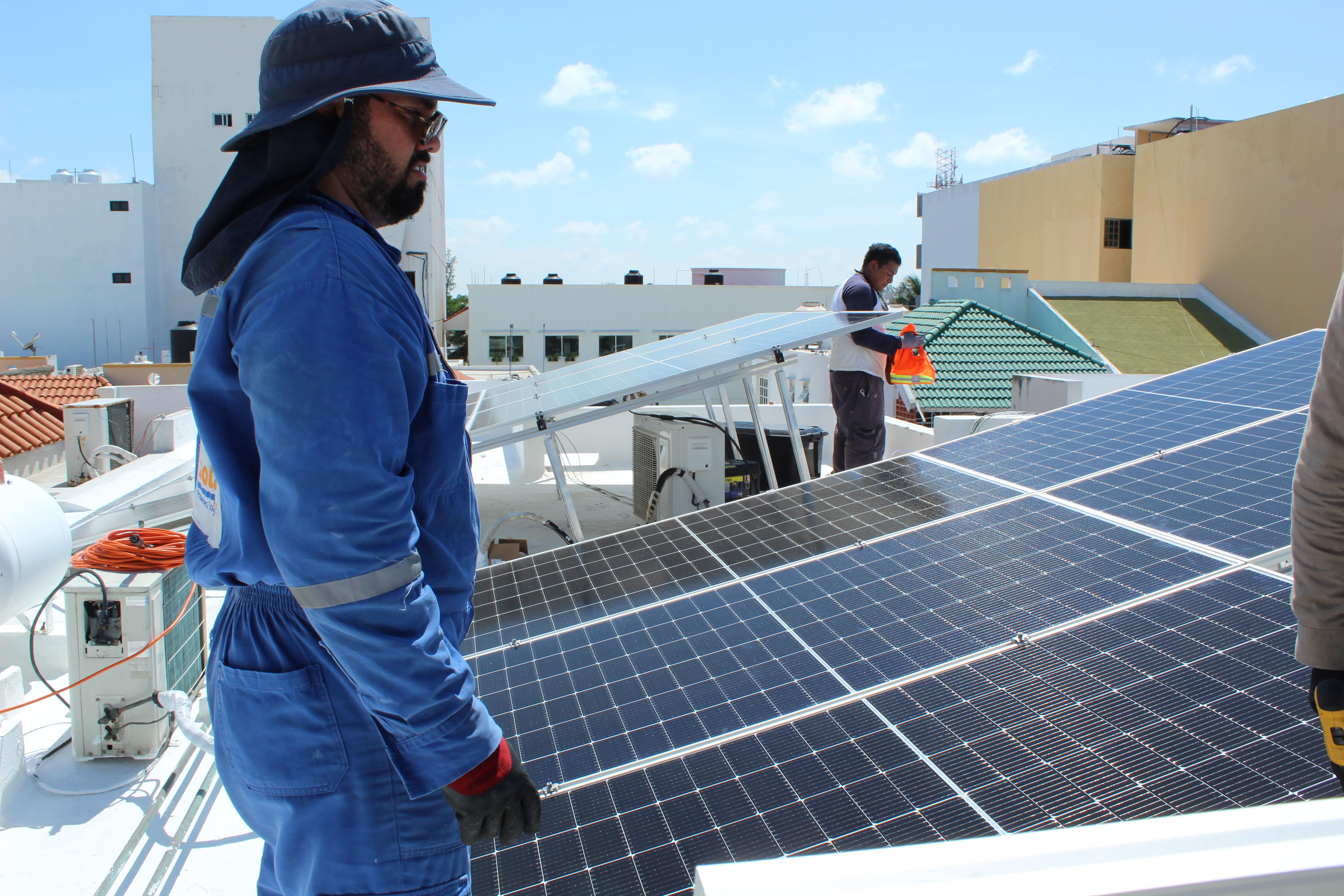 3 trabajadores instalando panales solares en fraccionamiento virginia, veracruz