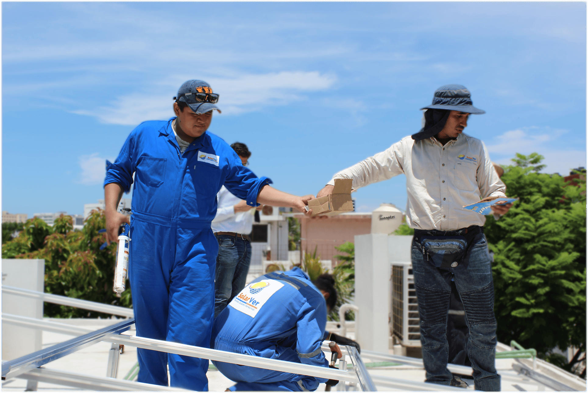 tres trabajadores instalando paneles solares