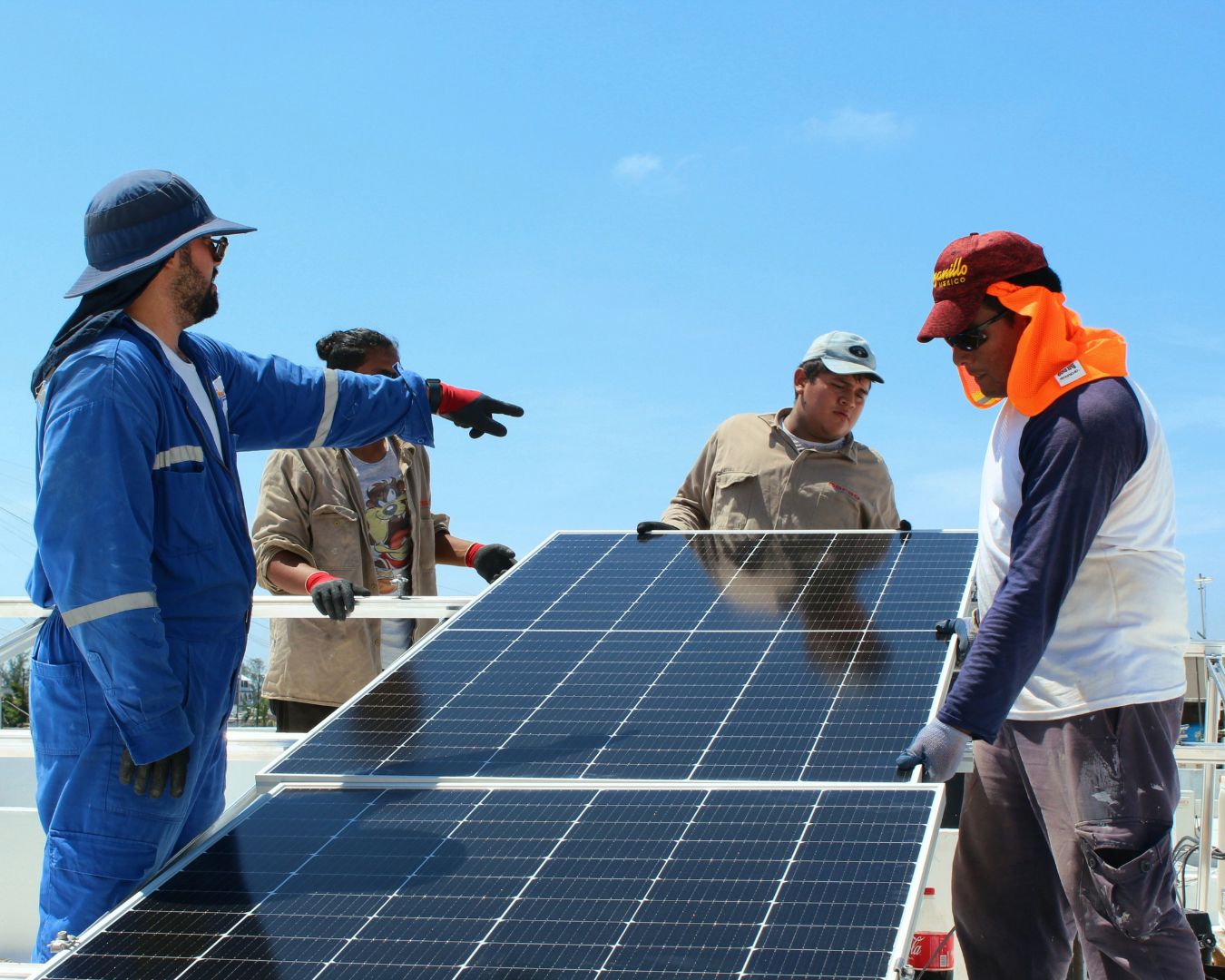 trabajadores colocando paneles solares